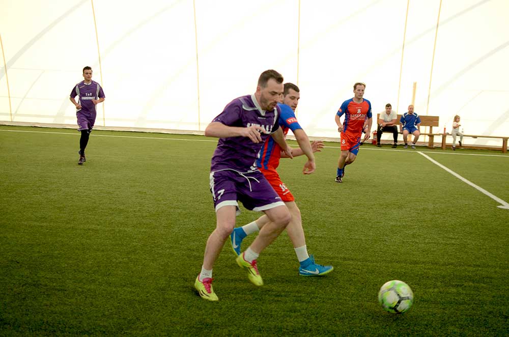 Aristocratii, Liriada, teren de fotbal brasov