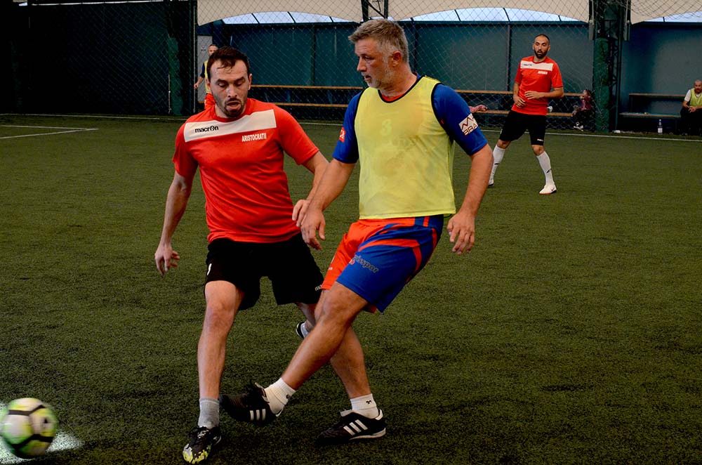 Aristocratii, Liriada, teren fotbal brasov
